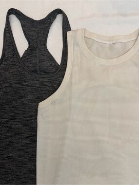 Lot of 2 Lululemon women’s size medium tank tops.